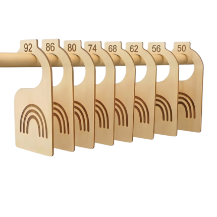 Kleidergrößen-Trenner aus Holz mit Regenbogendesign und Zahlen zum Ordnen von Kinderkleidung auf der Kleiderstange
