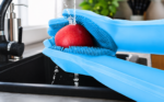 Hundehandschuhe in Blau und Rosa zum Bürsten, Massieren und Waschen des Hundefells – Bild 2