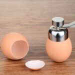 Eieröffner im Einsatz