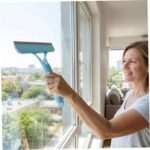 Fensterreiniger im Einsatz