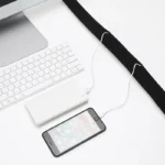 Schwarzer Kabelschlauch ordnet Kabel unter einem Schreibtisch