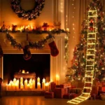 Weihnachtliche Leiterbeleuchtung mit kletterndem Weihnachtsmann neben einem Kamin