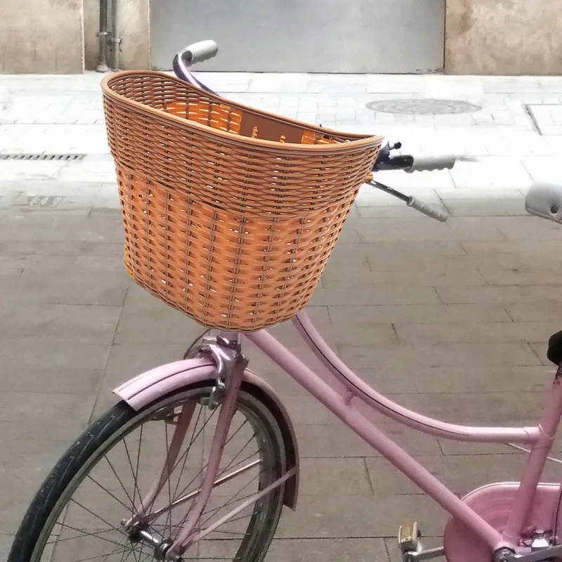Fahrradkorb aus Rattan im Einsatz zu Hause