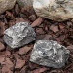Schlüsselversteck in Natursteinoptik Schwarz/Grau im Einsatz zu Hause