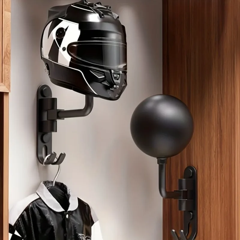 Wand-Helmhalter in Kugelform mit aufgehängtem Motorradhelm und Jacke