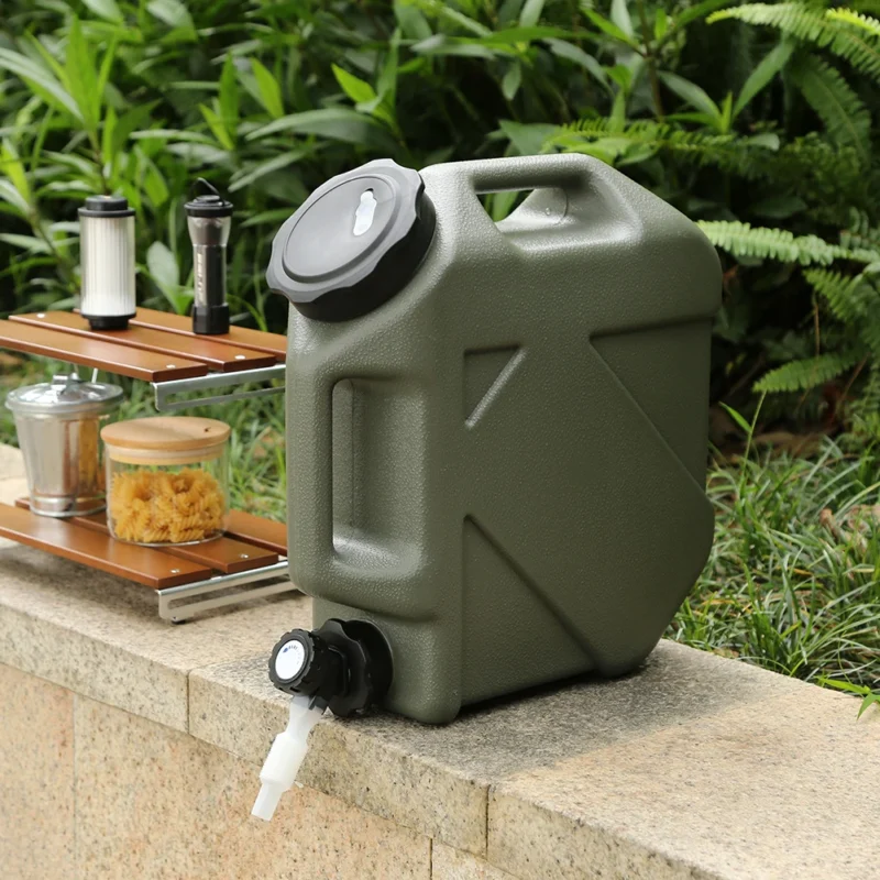Tragbarer Wassertank 10 l in Oliv im Einsatz zu Hause