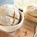 Runder Gärkorb aus Rattan mit frischem Sauerteigbrot