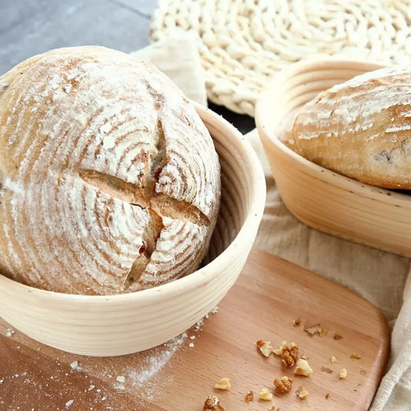 Runder Gärkorb aus Rattan mit frischem Sauerteigbrot