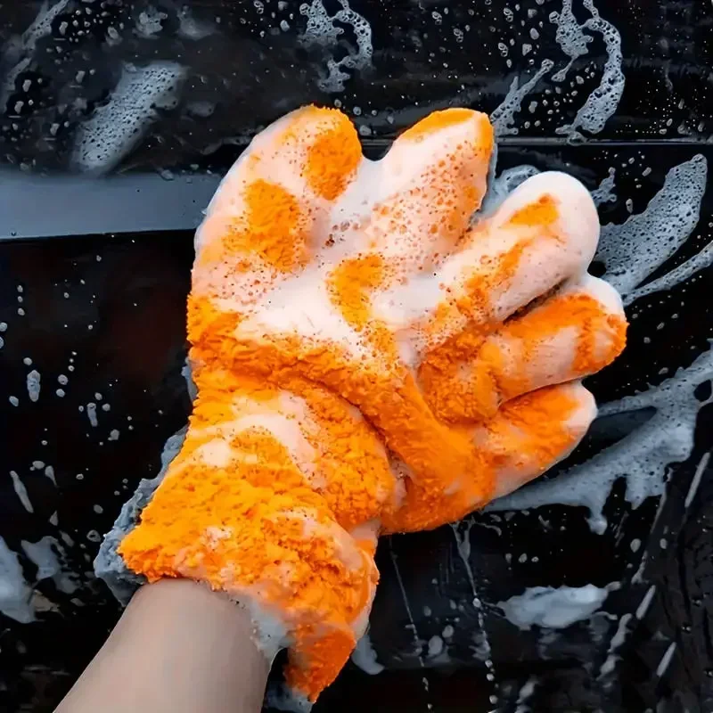 Autowaschhandschuh Grau-Orange im Einsatz