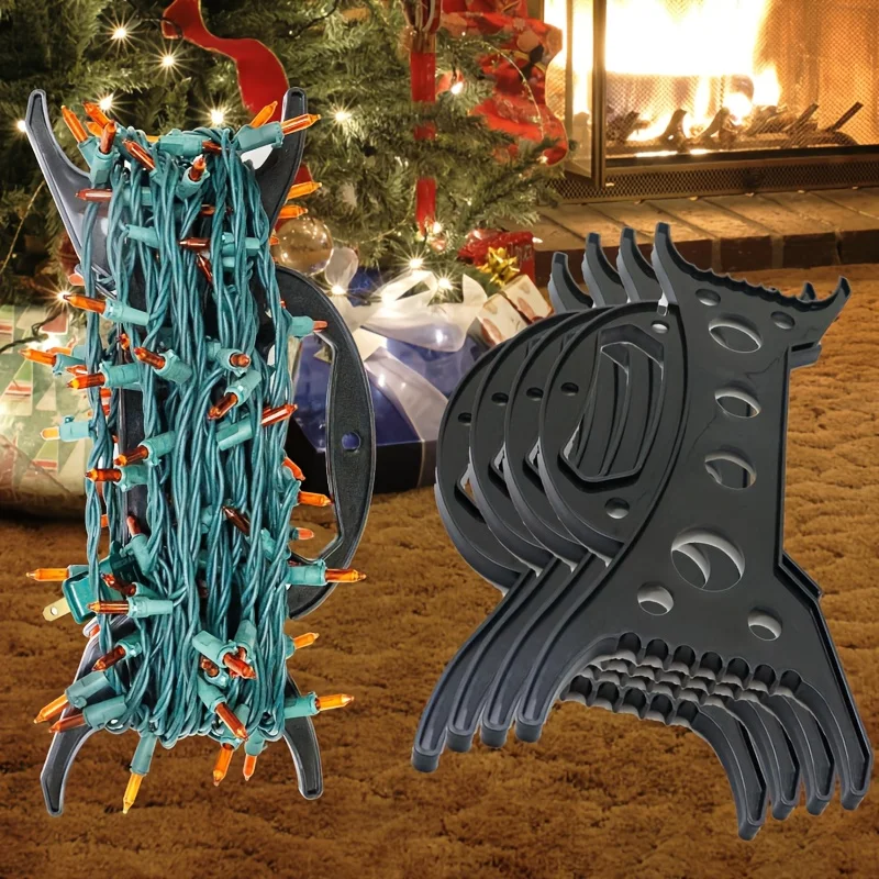 Schwarze Aufwickler für Kabel und Lichterketten, einer mit Lichterkette umwickelt, neben Christbaum und Kamin
