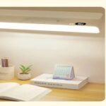 Magnetische LED-Lampe über einem Schreibtisch