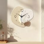 Moderne Wanduhr an einer Wand