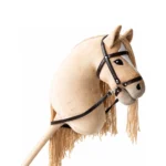 Palomino-Steckenpferd mit weißer Blesse, heller Mähne und braunem Zaumzeug mit Zügeln