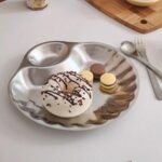 Muschelteller mit Krapfen und Keksen