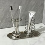 Zahnbürstenhalter-Set mit Zahnbürsten am Waschbecken